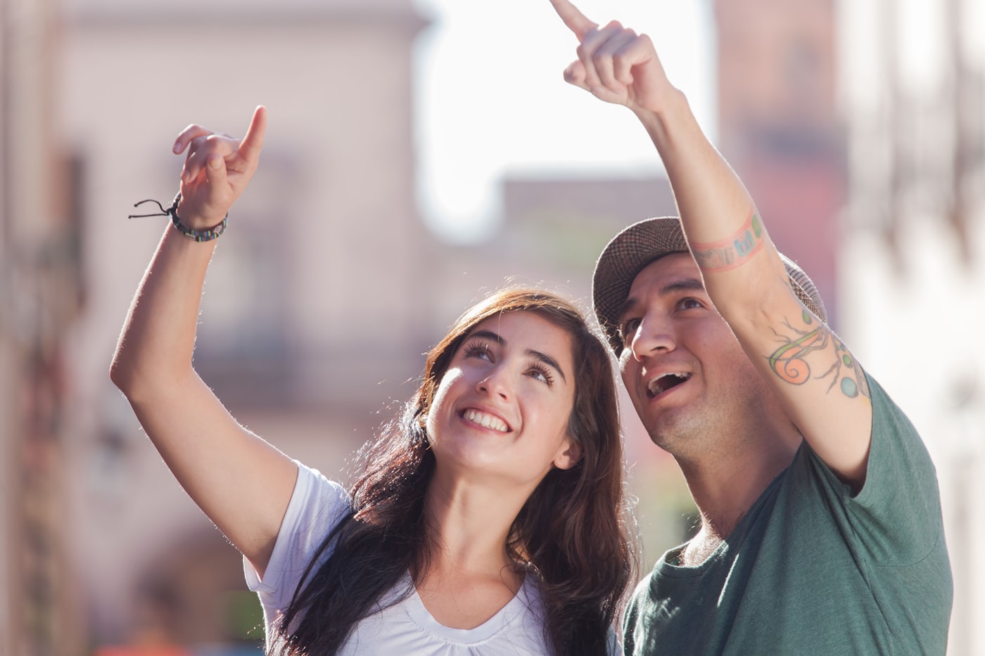 Couple heureux avec les clés de leur nouvelle propriété