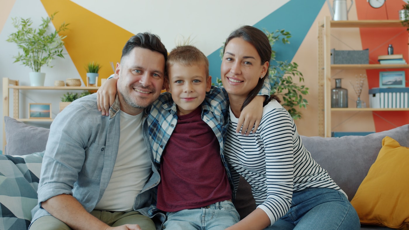 Famille heureuse dans sa nouvelle maison